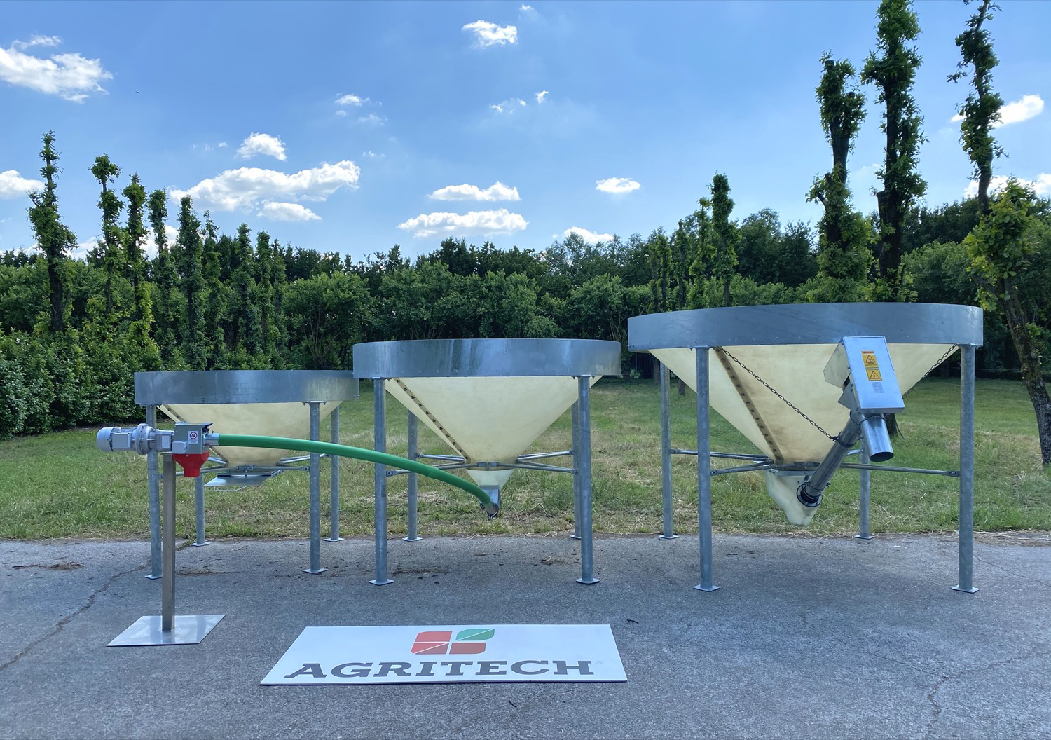 Agritech è lieta di presentare le nuove tramogge in vetroresina rinforzata per lo stoccaggio di cereali sfusi, provviste di una struttura metallica zincata a fuoco e disponibili in diverse capacità da 2 Mc. fino a 22 Mc