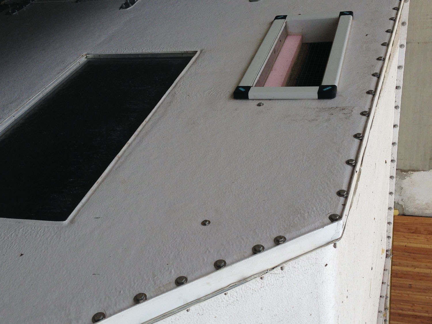 Capannone modulare in vetroresina coibentata progettato per ospitare suinetti da svezzamento