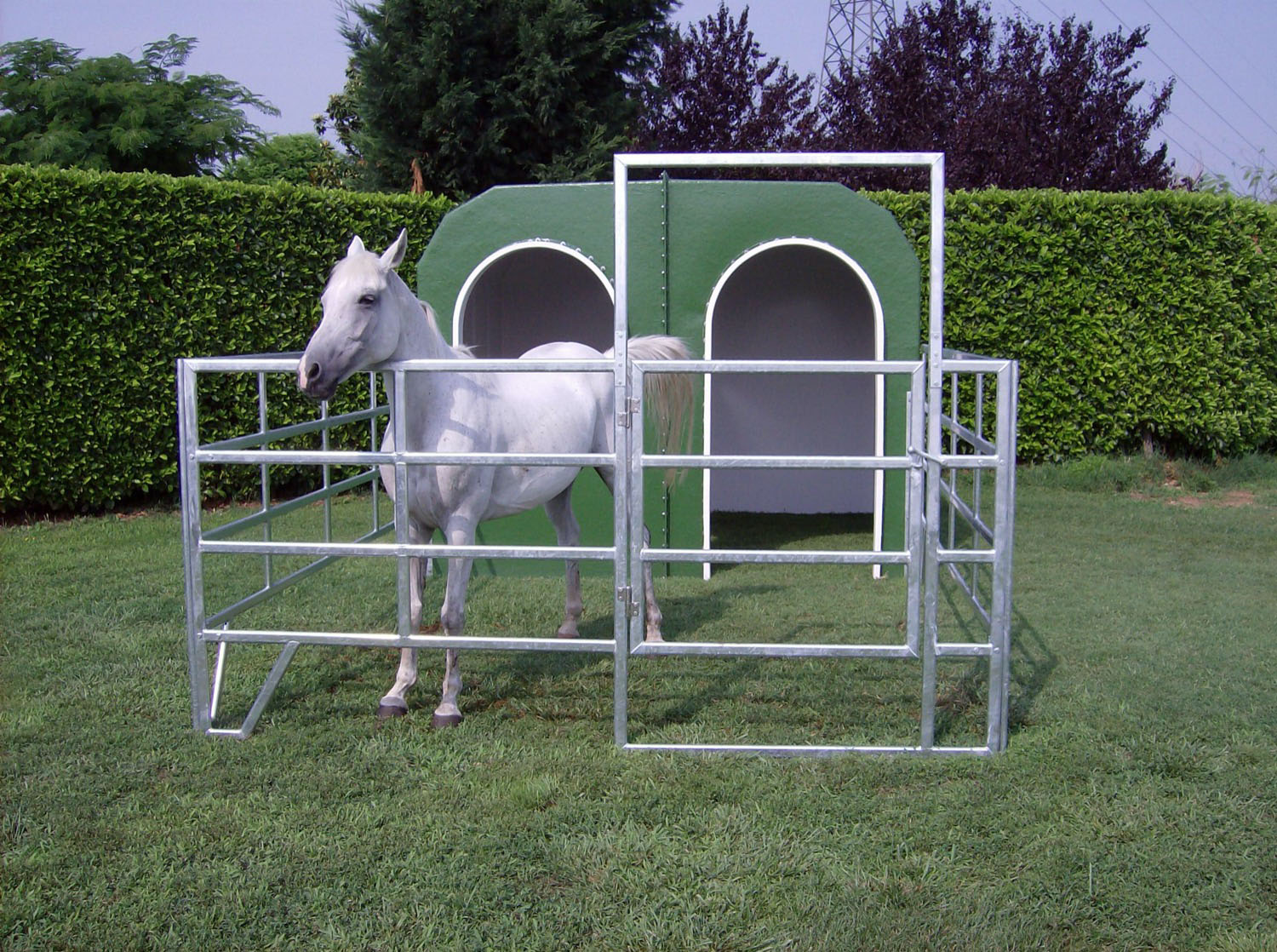 Box in solida vetroresina per cavalli in grado di garantire le condizioni ottimali per la salute dell’animale.