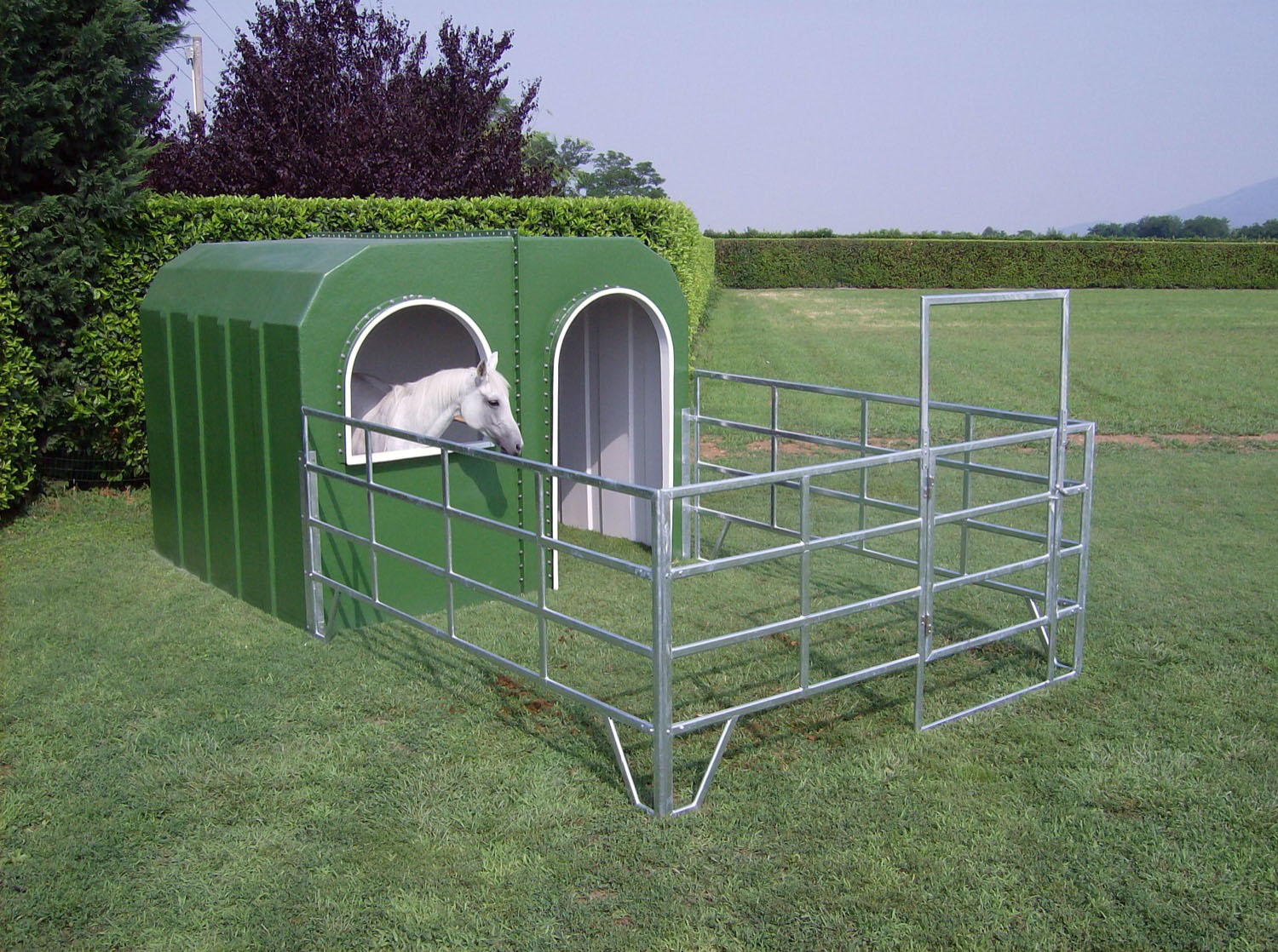 Box in solida vetroresina per cavalli in grado di garantire le condizioni ottimali per la salute dell’animale.